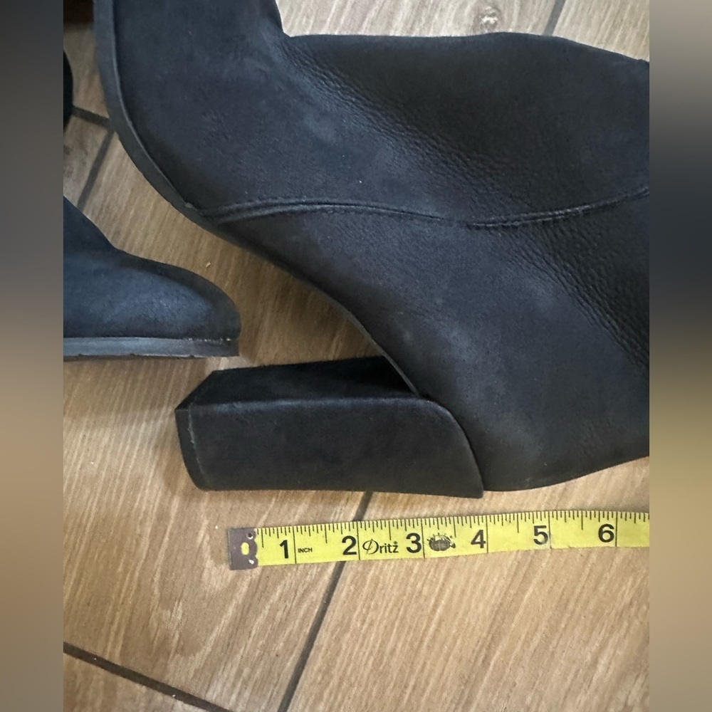 LIKE NEW-Over-The-Knee Boots​​ - Picture 3 of 4